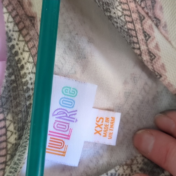 LuLaRoe Cream Print Bubble Sleeved Top - Picture 3 of 5